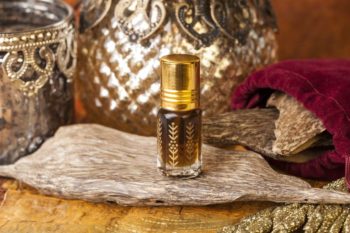 What does Oud smell like - Oud oil and wood
