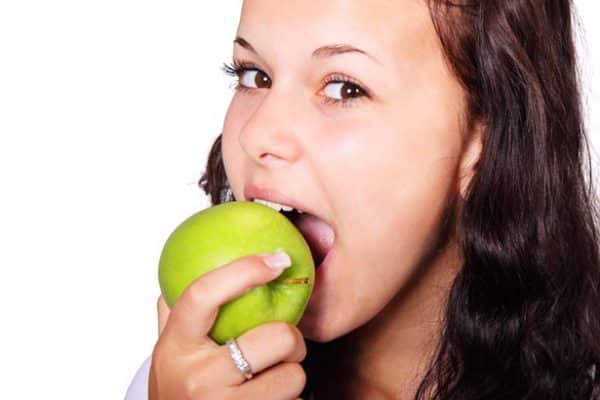 How To Choose The Right Perfume For Your Body Chemistry - Woman eating apple